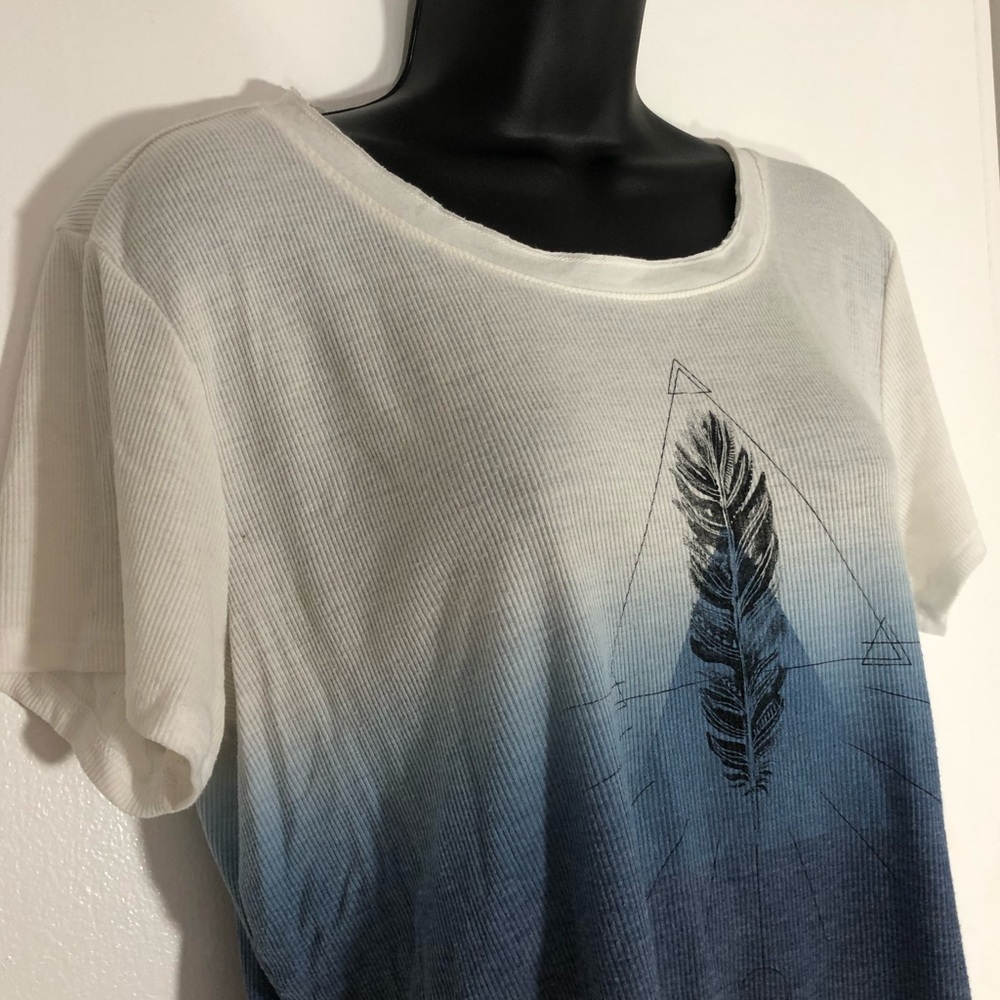 Chic Graphic Tee - Picture 2 of 5